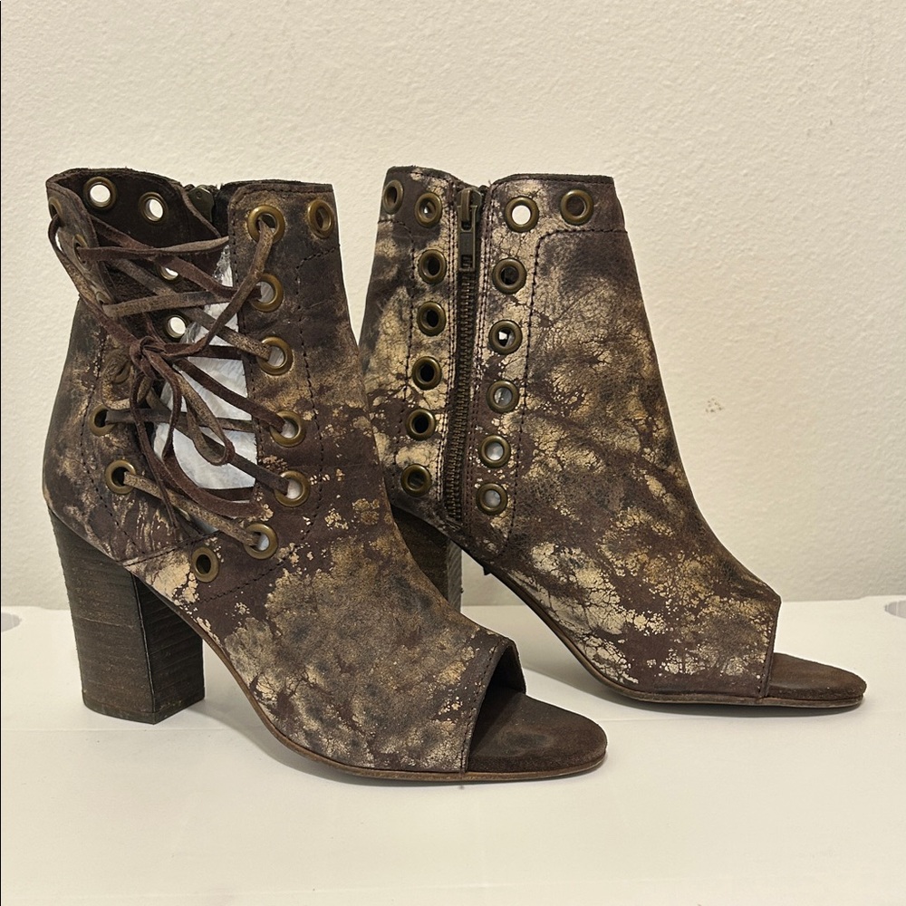 DivaTrue Brown Lace-Up Ankle Boots